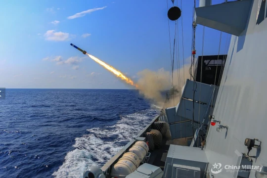 Tàu khu trục tên lửa dẫn đường Liupanshui của Trung Quốc trong một cuộc tập trận tổ chức trong tháng này (Ảnh: China Military)