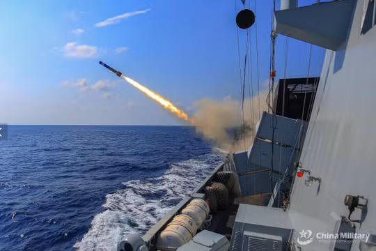 Tàu khu trục tên lửa dẫn đường Liupanshui của Trung Quốc trong một cuộc tập trận tổ chức trong tháng này (Ảnh: China Military)