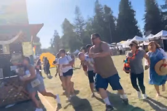 Người dân chạy tán loạn sau khi nghe nhiều tiếng súng lớn (Ảnh: CNN)