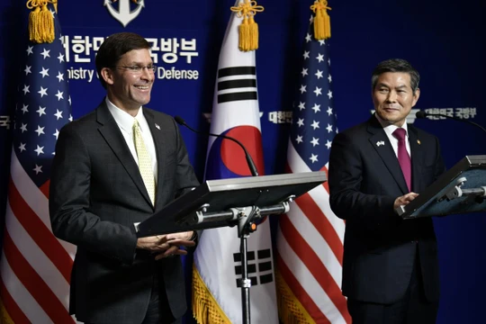 Bộ trưởng Quốc phòng Mỹ Mark Esper cùng người đồng cấp Hàn Quốc Jeong Kyeong-doo trong cuộc họp báo chung ngày 17/11 (Ảnh: Reuters)