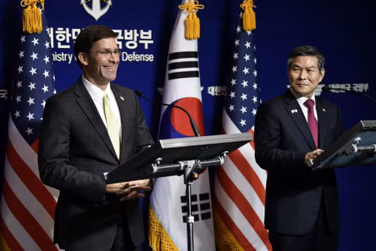 Bộ trưởng Quốc phòng Mỹ Mark Esper cùng người đồng cấp Hàn Quốc Jeong Kyeong-doo trong cuộc họp báo chung ngày 17/11 (Ảnh: Reuters)