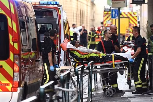 Một nạn nhân được chuyển lên xe cứu thương (Ảnh: AFP)