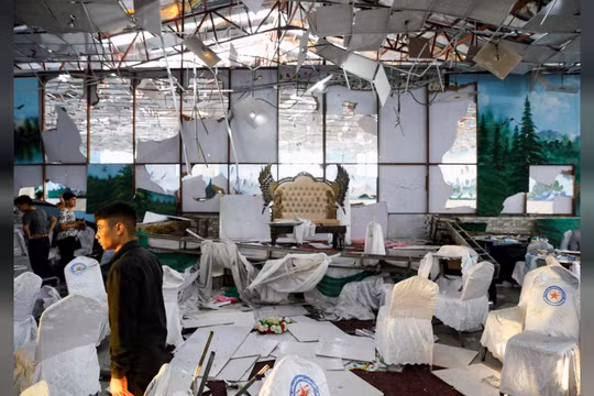 Nhân viên thu dọn hiện trường vụ đánh bom xảy ra trong sảnh cưới ở thủ đô Kabul, Afghanistan (Ảnh: Reuters)