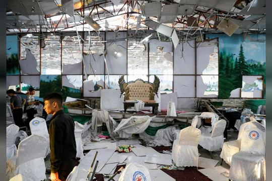Nhân viên thu dọn hiện trường vụ đánh bom xảy ra trong sảnh cưới ở thủ đô Kabul, Afghanistan (Ảnh: Reuters)