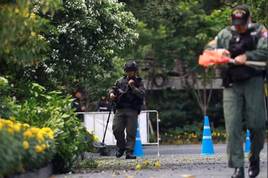 Đội rà phá bom mìn tiếp cận hiện trường một vụ nổ ở Bangkok, Thái Lan hôm 2/8 (Ảnh: Reuters)