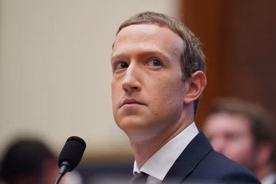 Ông chủ Facebook Mark Zuckerberg hứng nhiều chỉ trích vì không kiểm soát các đoạn quảng cáo có thông tin sai lệch (Ảnh: Guardian)