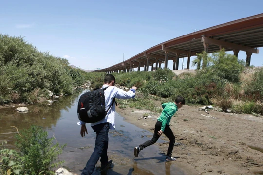 Số lượng người nhập cư trái phép đổ về Mỹ tăng đột biến trong tháng 5 vừa qua (Ảnh: AP)