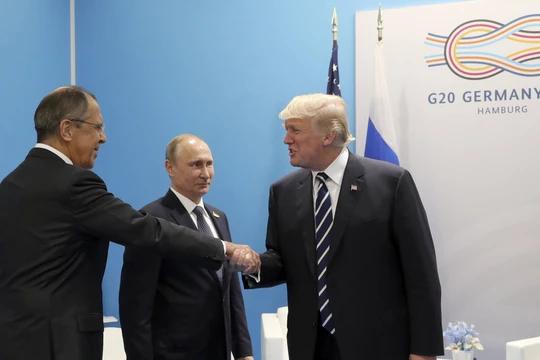 Ngoại trưởng Lavrov bắt tay ông Trump tại Hội nghị thượng đỉnh G20 tổ chức tại Hamburg, Đức vào tháng 7/2017 (Ảnh: RT)