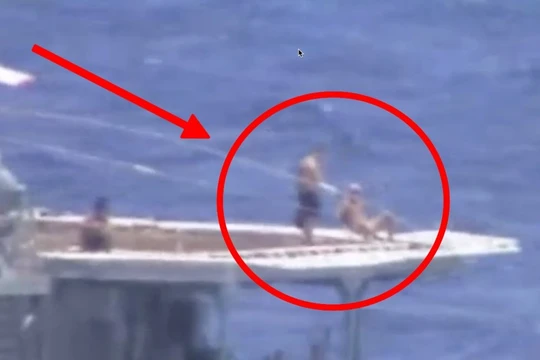 Hình ảnh cắt từ clip cho thấy các thủy thủ Nga đang tắm nắng trên tàu khu trục Đô đốc Vinogradov (Ảnh: Business Insider)