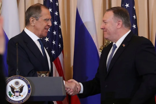 Ngoại trưởng Lavrov (trái) gặp gỡ người đồng cấp Mỹ Mike Pompeo (Ảnh: AP)