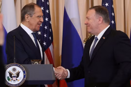Ngoại trưởng Lavrov (trái) gặp gỡ người đồng cấp Mỹ Mike Pompeo (Ảnh: AP)