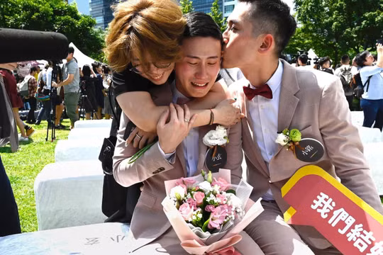 Shane Lin (giữa) được người bạn trai Marc Yuan động viên, và một người bạn khác trong lễ cưới tổ chức tại Đài Bắc hôm 24/5 (Ảnh: AFP)