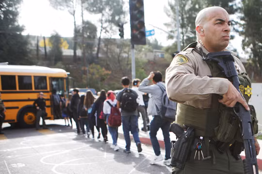 Cảnh sát sơ tán các em học sinh khỏi hiện trường sau khi vụ xả súng xảy ra (Ảnh: CNN)