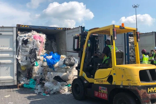 Malaysia tuyên bố gửi trả hàng tấn rác thải cho các nước chuyển rác tới nước họ (Ảnh: CNN)