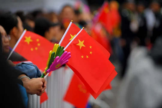 Văn bản mới tập trung xây dựng lòng yêu nước, đạo đức của công dân (Ảnh: Guardian)