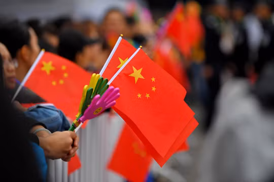 Văn bản mới tập trung xây dựng lòng yêu nước, đạo đức của công dân (Ảnh: Guardian)