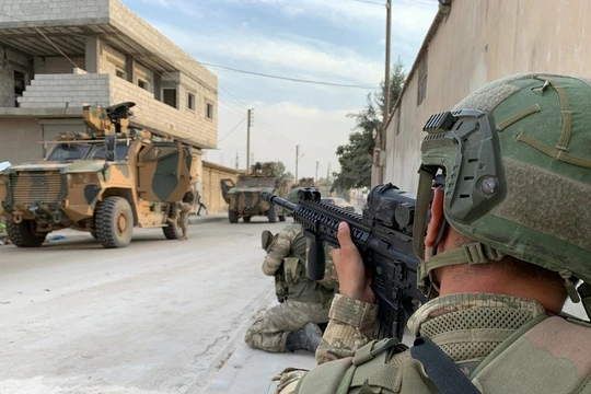 Binh sĩ Thổ Nhĩ Kỳ đóng tại thị trấn biên giới Tal Abyad của Syria (Ảnh: RT)