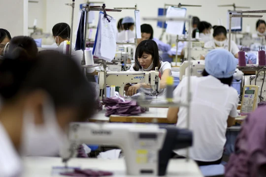 Công nhân làm việc tại một xưởng may xuất khẩu (Ảnh: Dailymail)
