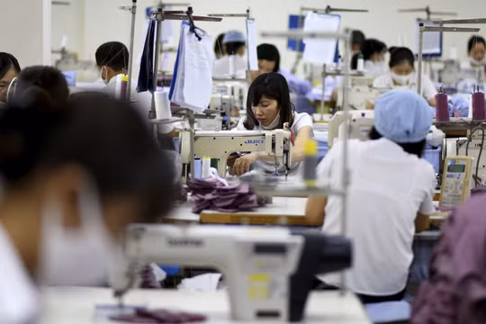 Công nhân làm việc tại một xưởng may xuất khẩu (Ảnh: Dailymail)