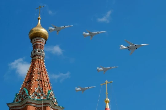 Các máy bay ném bom Tupolev Tu-160 và Tupolev Tu-22M3 xuất hiện trong cuộc diễu binh ở Moscow ngày 4/5/2019 (Ảnh: Reuters)
