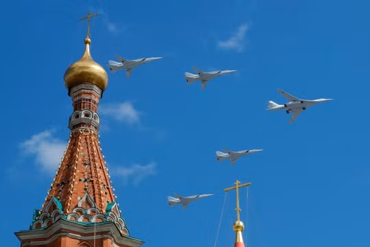 Các máy bay ném bom Tupolev Tu-160 và Tupolev Tu-22M3 xuất hiện trong cuộc diễu binh ở Moscow ngày 4/5/2019 (Ảnh: Reuters)