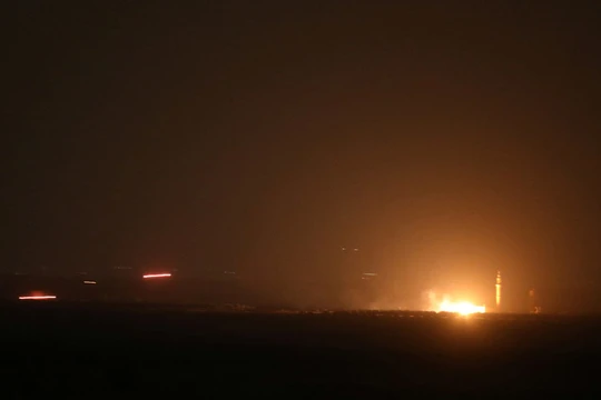 Bầu trời Damascus rực lửa vì đòn không kích (Ảnh: RT)