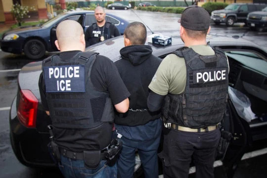 Kế hoạch trục xuất hàng loạt người nhập cư trái phép bị trì hoãn trong 2 tuần lễ (Ảnh: Telegraph)