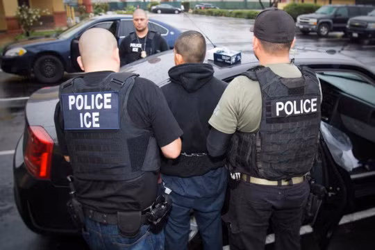 Kế hoạch trục xuất hàng loạt người nhập cư trái phép bị trì hoãn trong 2 tuần lễ (Ảnh: Telegraph)