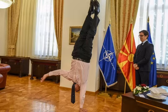 Đại sứ Dan Oryan thể hiện khả năng vận động đáng ngạc nhiên của mình (Ảnh: RT)