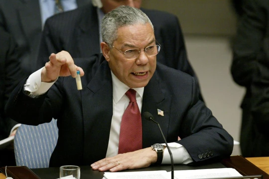 Cựu Ngoại trưởng Mỹ Colin Powell cầm chiếc ống chứa bột trắng như bằng chứng chống lại chính quyền Saddam Hussein (Ảnh: RT)