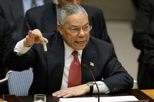 Cựu Ngoại trưởng Mỹ Colin Powell cầm chiếc ống chứa bột trắng như bằng chứng chống lại chính quyền Saddam Hussein (Ảnh: RT)