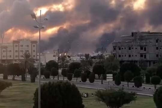 Khói bốc lên từ nhà máy dầu của Aramco hôm 14/9, sau khi bị tấn công (Ảnh: Reuters)