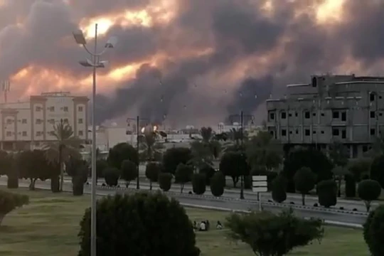 Khói bốc lên từ nhà máy dầu của Aramco hôm 14/9, sau khi bị tấn công (Ảnh: Reuters)