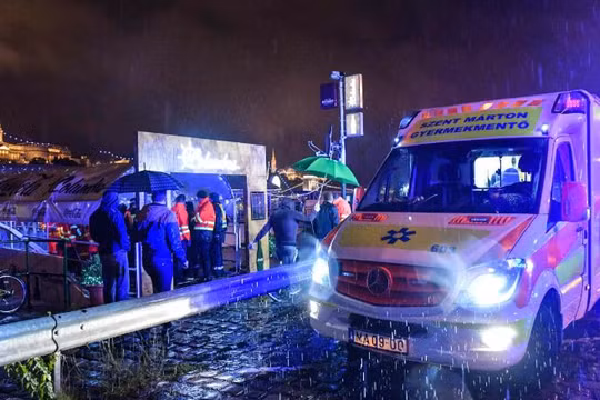 Đội cứu hộ có mặt trên bờ sông Danube (Ảnh: CNN)