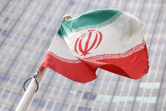 Quốc kỳ Iran treo trước trụ sở Cơ quan Năng lượng Nguyên tử Quốc tế (IAEA) ở Vienna, Áo (ảnh: Reuters)