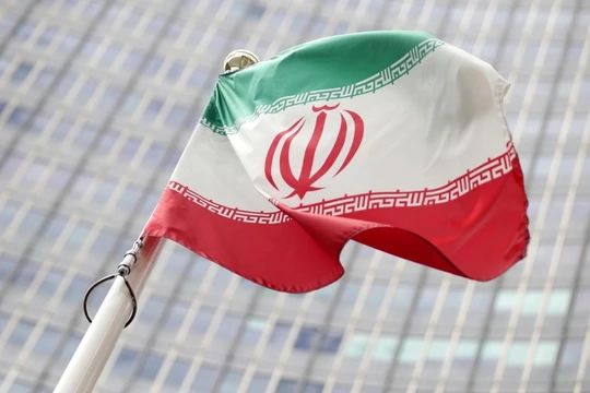 Quốc kỳ Iran treo trước trụ sở Cơ quan Năng lượng Nguyên tử Quốc tế (IAEA) ở Vienna, Áo (ảnh: Reuters)