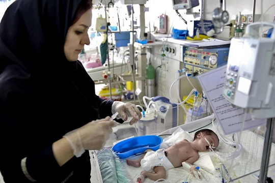 Một trẻ sơ sinh được điều trị tại bệnh viện ở thủ đô Tehran (Ảnh: AP)
