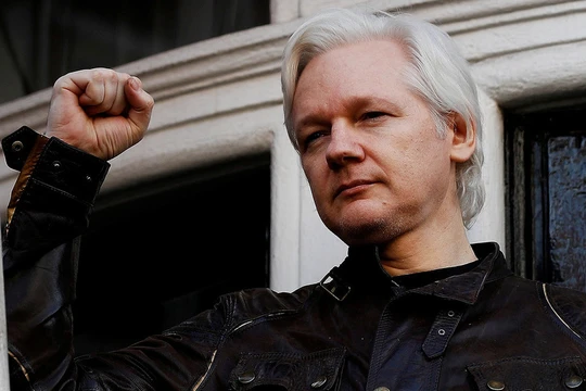 Julian Assange bị bắt giữ ở Anh hồi tháng 3 (Ảnh: Reuters)