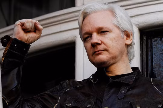 Julian Assange bị bắt giữ ở Anh hồi tháng 3 (Ảnh: Reuters)