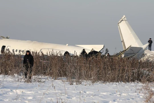 Hiện trường vụ tai nạn hàng không khiến ít nhất 15 người thiệt mạng ở Almaty, Kazakhstan (Ảnh: Reuters)