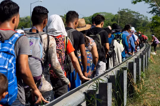 Dòng người di cư đổ tới Mỹ khiến chính quyền Trump phẫn nộ (ảnh: Fox News)