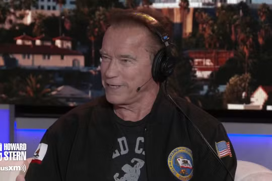 Ngôi sao hành động, cựu Thống đốc bang California Arnold Schwarzenegger trong chương trình "The Howard Stern Show" (Ảnh: Getty)