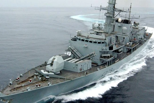 Tàu khu trục HMS Montrose của Anh hộ tống tàu Heritage qua eo biển Hormuz (Ảnh: CNN)