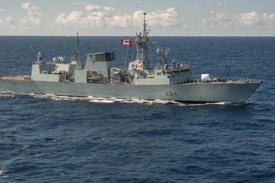 Tàu khu trục HMCS Regina của Canada (Ảnh: CNN)
