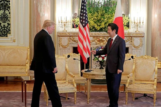 Tổng thống Trump trong cuộc gặp với Thủ tướng Abe tại Điện Akasaka hôm 27/5 (Ảnh: Reuters)