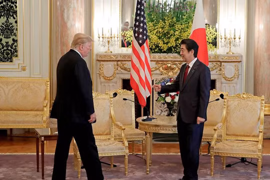 Tổng thống Trump trong cuộc gặp với Thủ tướng Abe tại Điện Akasaka hôm 27/5 (Ảnh: Reuters)