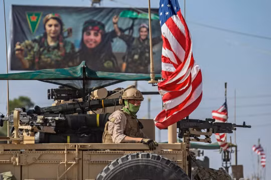 Binh sĩ Mỹ tuần tra khu vực gần biên giới với Thổ Nhĩ Kỳ ngày 31/10 (Ảnh: Newsweek)