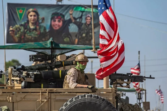 Binh sĩ Mỹ tuần tra khu vực gần biên giới với Thổ Nhĩ Kỳ ngày 31/10 (Ảnh: Newsweek)