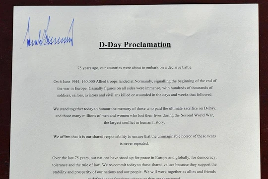 Chữ ký "cô đơn" của ông Trump ở bên trên bản tuyên ngôn về D-Day (Ảnh: AFP)