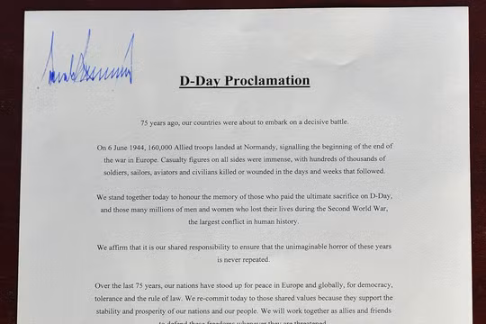 Chữ ký "cô đơn" của ông Trump ở bên trên bản tuyên ngôn về D-Day (Ảnh: AFP)